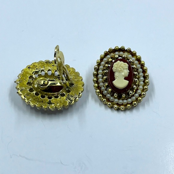 Gorgeous and Unique Vintage Cameo Upside Down Clip On Earrings - Picture 6 of 7